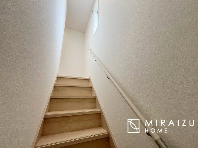 【内装】 | プライベートの空間もみんなで過ごす空間も両社兼ね備えたつくりです。階段には安全性を配慮し、手すりを設置。太陽の光と風が心地良い窓も付いた内装です。
