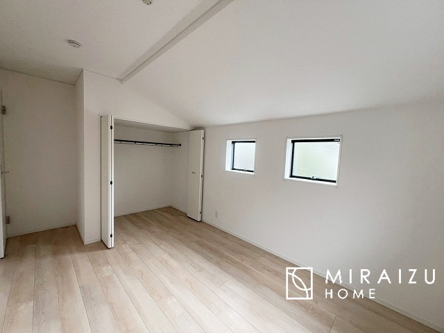 【洋室】 | 居心地の良さそうなリラックスできる空間。独立性のある建物ですので、ご自分の時間を大切にしたご家族様にぴったりです！
