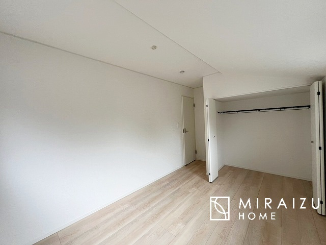 【寝室】 | 広さのある洋室は、ご夫婦様の寝室にぴったりですね。ご主人様の趣味のものや書斎などにも使用できるくらいの広さが嬉しいです。収納もばっちり完備してますのでお荷物が多いご家族様も安心してお暮しいただけます！