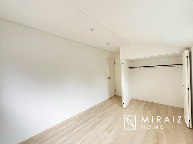 【子供部屋】 | お子様のお部屋にも主寝室にも使えますね。窓が二面についていますので採光もばっちり、空気の入れ替えもOK！自分のお部屋を持ちたいお子様の夢を叶えます！
