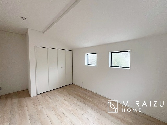 【収納】 | 収納力も自慢です。お洋服がお好きなお客様も多いですよね、衣替えをしなくてもお洋服をしまっておけそうなくらいの広さですね！
