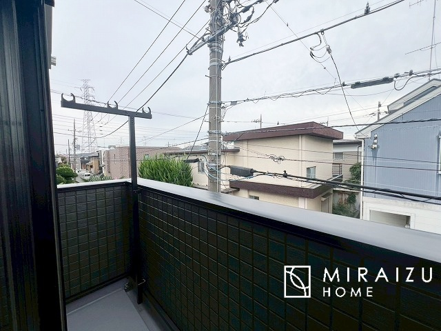 【バルコニー】 | 小鳥の鳴き声で目覚める朝、爽やかな風が入ります。太陽の陽射しでお洗濯物がカラッと乾き、気持ちの良い洋服とお布団で快適に過ごせます。