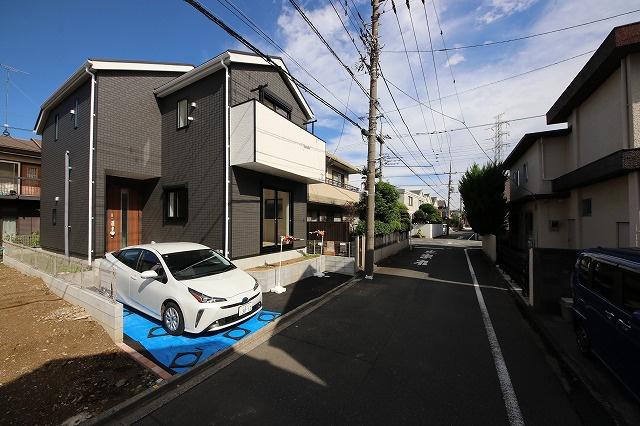 【外観】 | 青く澄み渡った綺麗な空と、陽の光をたっぷりと受ける、そんな新築住宅で新生活をスタートしてみませんか？見学・ご相談等、ミライズホーム(株)までお気軽にご連絡下さい。