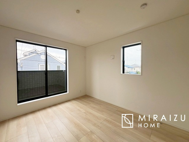 【洋室】 | 心も体も癒されるゆったりと落ち着いた洋室。窓が多いつくりになっています。窓が多いと明るい空間を保ち、室内へ気持ちの良い風も取り込んでくれます。