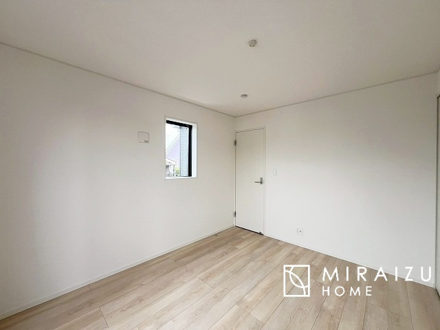 【寝室】 | 収納あり、自然な採光ありの洋室。家族みんなが気持ち良く目覚められる、過ごしやすい主寝室などにもお勧め。もちろん、ペットもご一緒に。