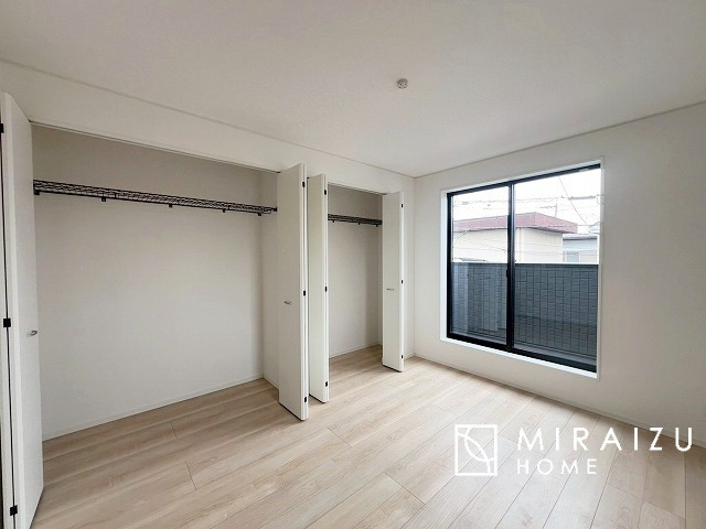 【洋室】 | 小鳥の鳴き声で目覚める朝、爽やかな風が入ります。太陽の陽射しでお洗濯物がカラッと乾き、気持ちの良い洋服とお布団で快適に過ごせます。