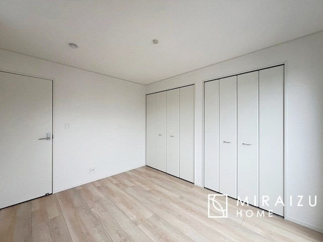 【収納】 | 収納あり、自然な採光ありの洋室。家族みんなが気持ち良く目覚められる、過ごしやすい主寝室などにもお勧め。もちろん、ペットもご一緒に。