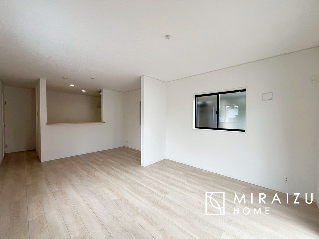 【居間・リビング】 | 陽当たりが心地の良いリビング空間です。日中はカーテンを開けて自然な光を取り込みリラックスして過ごしたいですね、照明器具もセンスの良いものを使いたいですね。
