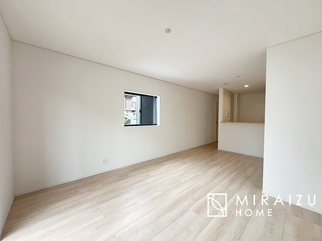 【居間・リビング】 | 大きな窓が特徴の南向きリビングでは、太陽光も沢山取り込むことが出来てお家の中にいても日光浴が可能ですね、開放的な空間です。インテリア選びも楽しそう、ご家族様で相談しながらインテリア配置も楽しみたいです