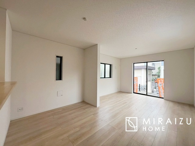 【居間・リビング】 | 明るい光が取り入れられる空間設計のリビングです。インテリア配置もしやすい間取りです。壁や床の色と合わせて落ち着いたインテリアも選びたいですね♪グリーンを飾っても素敵だと思います。
