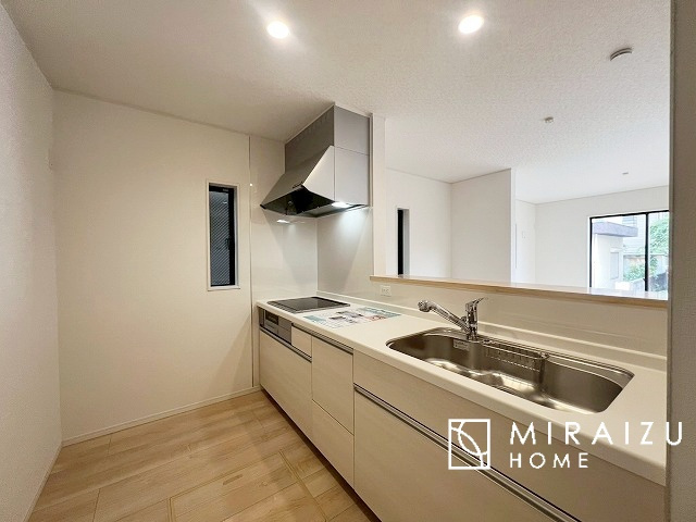 【キッチン】 | 洗練されたキッチンでは毎日の家事を少しでも楽に快適に工夫したいですね、大きいシンクではお皿洗いもストレスフリー、3口コンロでは要領よくお料理も可能です。レンジフードもお掃除がしやすい設計が嬉しい。
