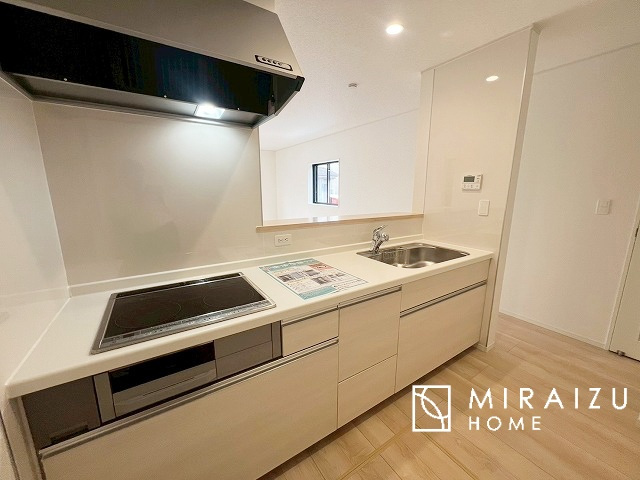 【キッチン】 | スッキリとした形が上品な広々ワイドキッチンです。レンジフードもすっきりとした造りなので圧迫感もございません。窓もあり明るい空間の中で毎日お料理することが可能です。収納スペースも広いのが嬉しいですね。
