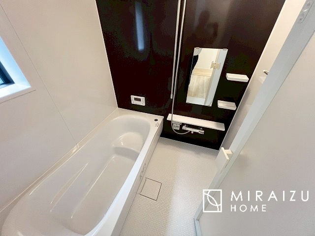 【浴室】 | 清潔感のあるホテルのような広い浴室が自慢です。疲れた日にはお湯をためてリラックスタイムを楽しみたいですね、今はスマホも防水の時代です、半身浴をしながら動画視聴、漫画視聴、楽しく過ごしたいですね^^

