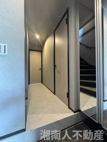 鎌倉市岩瀬１４５３新築戸建ての玄関|明るい玄関です