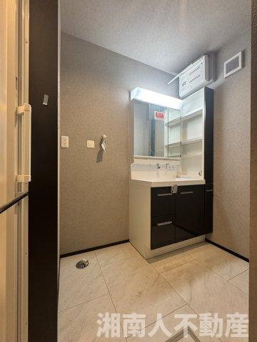 鎌倉市岩瀬１４５３新築戸建ての独立洗面台|独立洗面台、小物を置くことができて便利です