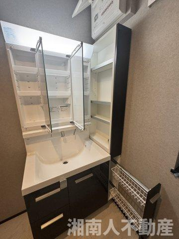 鎌倉市岩瀬１４５３新築戸建ての独立洗面台|朝の支度にも助かる、独立の洗髪洗面化粧台