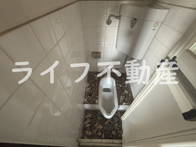 西田マンションのトイレ|落ち着いた色調のトイレです