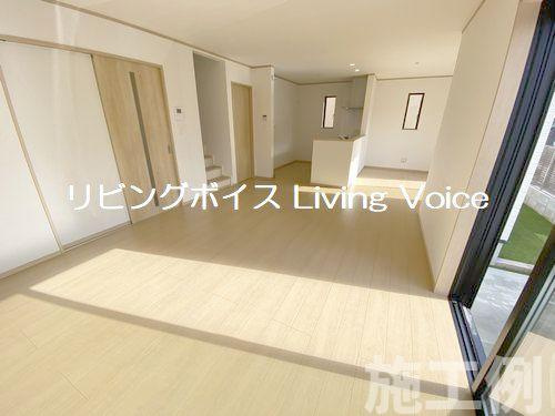 【居間・リビング】 | 【仲介手数料０円】座間市ひばりが丘3丁目　新築一戸建て | 座間市ひばりが丘3丁目　新築一戸建て