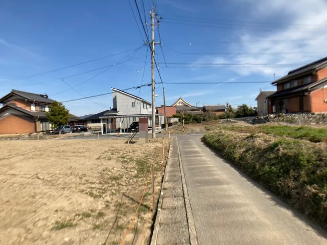 土地　木田　の前面道路含む現地写真