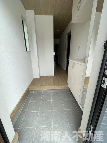 小田原市堀之内2期  新築戸建全7棟の玄関|収納もある玄関です