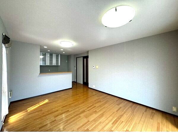 守山区鳥羽見１丁目戸建の居間・リビング