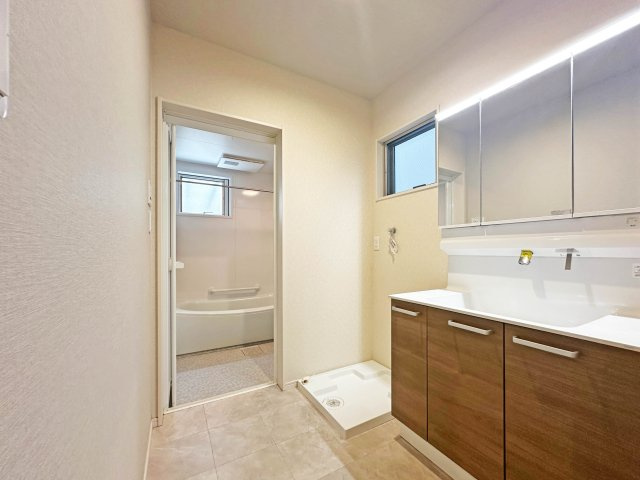 氷室町借家の洗面所|広い洗面スペース