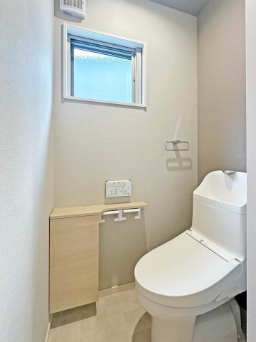 氷室町借家のトイレ|シャワートイレ完備、収納も便利