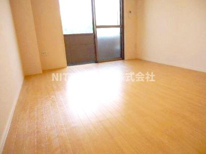 ソレアード田園のバルコニー|フローリングの洋室です◎