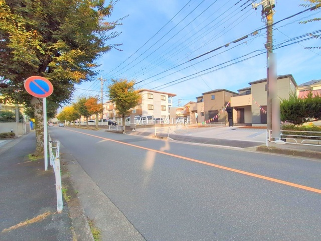越谷市南町1丁目 新築分譲住宅 全2棟 2号棟の前面道路含む現地写真