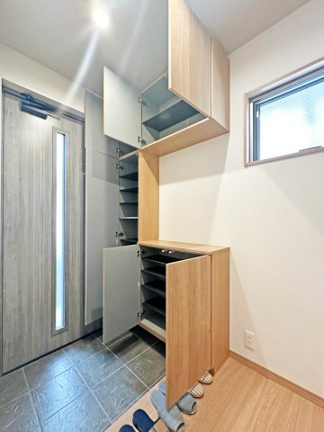 氷室町借家の玄関|収納力のある玄関です。