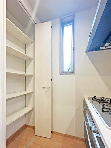 氷室町借家の収納|十分な収納力のパントリー