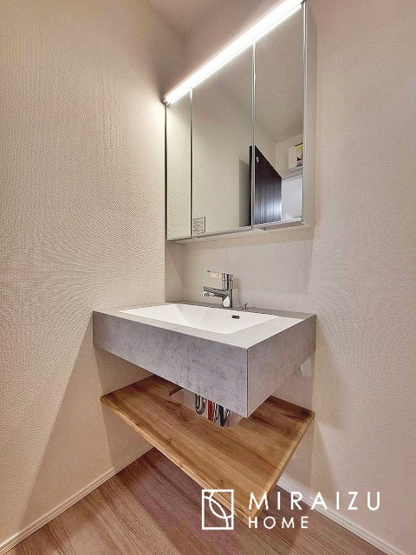 【独立洗面台】 | 洗濯機置き場、脱衣スペースもしっかりと確保されている洗面室。
水回りが集結した間取りなので、お料理やお洗濯物、お掃除の同時進行も可能です。