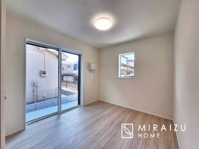 【洋室】 | 暮らしやすさを考えたプランで快適な現地ロケーションを実現。安らぎに満たされる、ゆとりのある日々を過ごせます♪