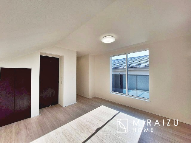 【寝室】 | 日当たりの良いお家は嬉しいですよね。それぞれ価値観が分かれる箇所です、実際に内覧して日当たりの心地よさをご体感下さいね♪