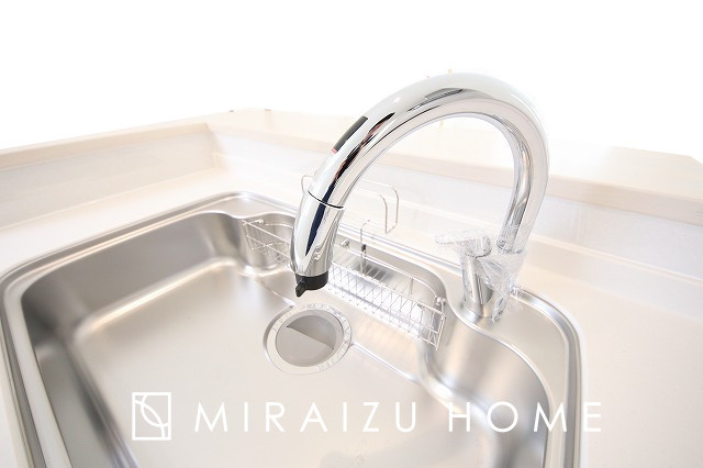 【その他】 | お掃除もしやすい大き目のシンクです。耐熱性・耐久性・対磨耗性が高いというメリットがございます。お掃除が苦手な方でもいつでも綺麗に楽にメンテナンスが可能です。