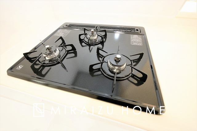 【その他】 | 3口コンロ付きなので、お料理がすごくはかどります。煮込み料理をしながら、焼き物や汁物などをパパパッとお料理可能です。コンロの数が多いことで時短料理も可能になるのが嬉しいですね。
