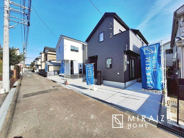 【外観】 | 青く澄み渡った綺麗な空と、陽の光をたっぷりと受ける、そんな新築住宅で新生活をスタートしてみませんか？見学・ご相談等、ミライズホーム(株)までお気軽にご連絡下さい。