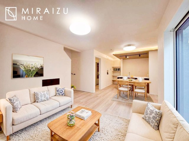 【居間・リビング】 | お子さんが宿題をしたり、ちょっとした作業もできる、家族みんながそれぞれの時間を過ごせるリビングです。