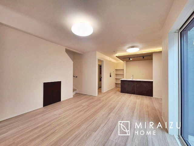 【居間・リビング】 | 気付けばいつもみんなリビングに大集合！大人も、子どもも、ペットもリラックスできるやさしい住まい。