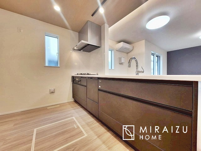 【キッチン】 | 広々としたキッチンは大きな深型シンク、3口コンロ、換気扇、大きなお鍋から小物まで取り出しやすさを考えられた引き出し収納の付いたシステムキッチンです。