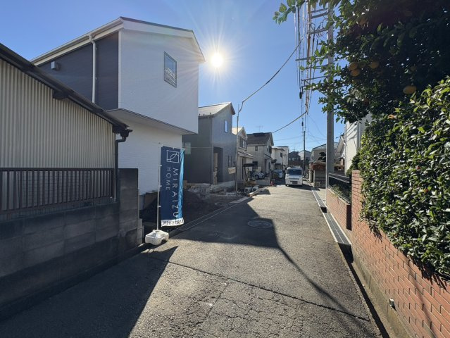 【前面道路含む現地写真】 | 居心地の良さそうなリラックスできる空間。独立性のある建物ですので、ご自分の時間を大切にしたご家族様にぴったりです！