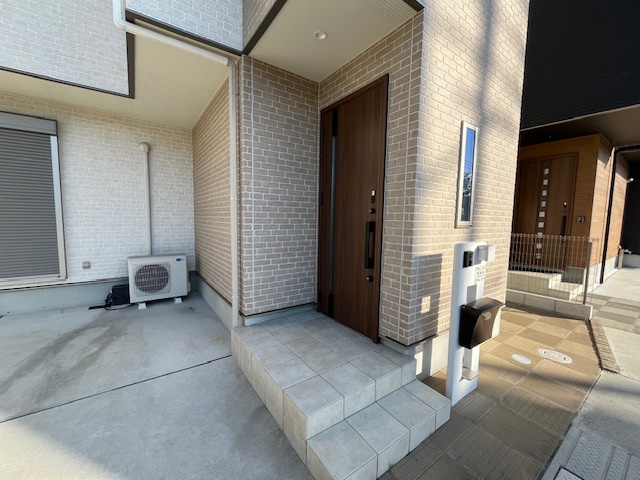 市町戸建てのエントランス