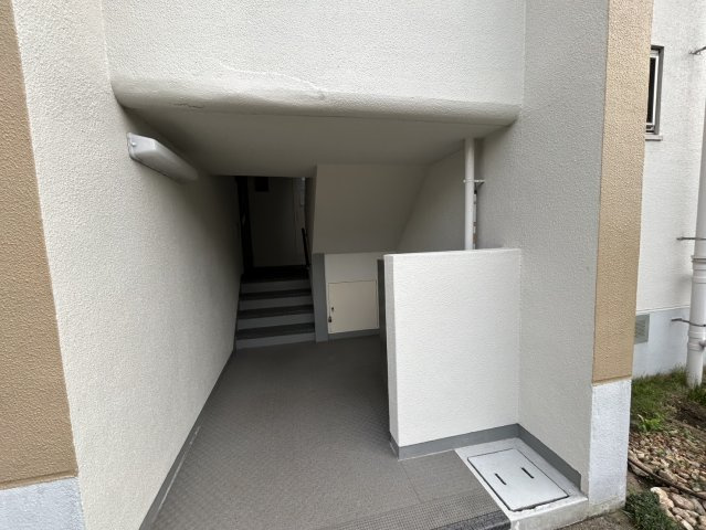 高倉台7-2団地30号棟のエントランス