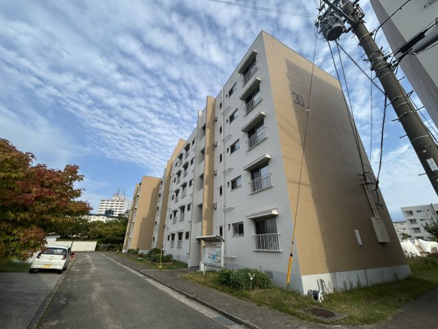 高倉台7-2団地30号棟の外観