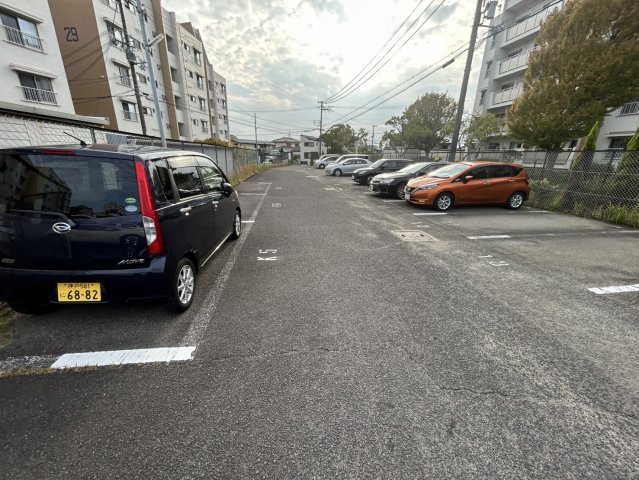 高倉台7-2団地30号棟の駐車場