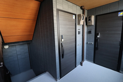 【玄関】 | Ｄ-ＲＯＹＡＬ中央 ＥＡＳＴ | 玄関ドア付近