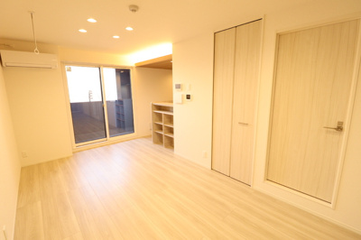 【居間・リビング】 | Ｄ-ＲＯＹＡＬ中央 ＥＡＳＴ | リビング