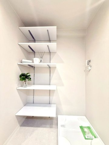 ニックハイム綱島第5のランドリースペース|収納棚を備えた機能的なランドリースペース。タオルや洗剤を美しく整頓できる、清潔感に満ちた使い勝手の良い空間です。
