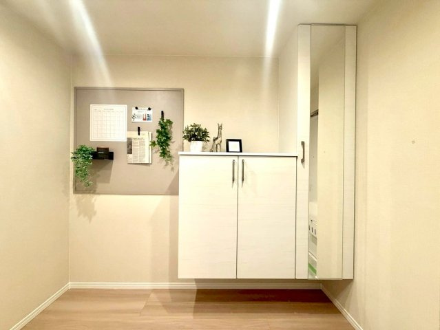 ニックハイム綱島第5の玄関|落ち着いた色調でまとめられた玄関は、清潔感と温もりを感じさせる空間。大容量のシューズボックスが備わり、すっきりとした印象を保てます。