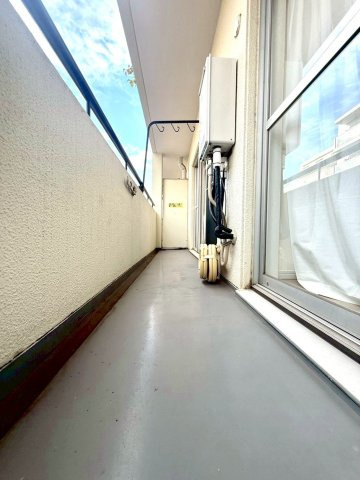 ニックハイム綱島第5のバルコニー|明るい光と爽やかな風を感じるバルコニー。日常の中に心地よい余白を与える、寛ぎのアウトドアスペースです。